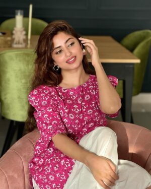 Sajal Ali Instagram - When your sister knows all your angles 💃