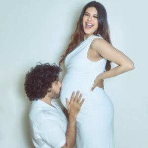 Saloni Khanna Instagram - Almost there… 

#babyP #parentstobe 

@makeupbytanvishah @niyati_gogri @gohil_jeet