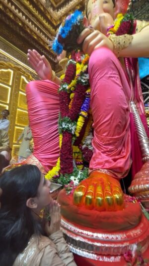 Sameeksha Sud Instagram - Laal baug cha raja… ❤️ (aaj darshan ho hie gaye) 

Wearing @aachho 

#ganpati #festival 

[Lalbaug, Bappa, Ganpati, Blessing]