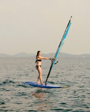 Samira Schoffel Instagram - The wind blows and we flow. 🏄🏻‍♀️🩵🌊

@istanbulwindsurfcenter 

📸: @bnrakorhan 💙🙏🏻