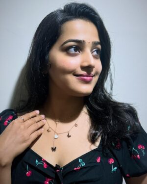 Samskruthy Shenoy Instagram - A little bling never hurt anyone 😉❤️

Jewellery from my favourite @sucha4u 💕

#smilemore #jewellery #sucha4u #trending #happiness #loveforblack #loveforjewellery #loveyourself #samskruthy #samskruthyshenoy