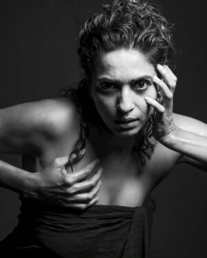 Sandhya Shetty Instagram - "Feel it. The thing you’ve been avoiding. The fear, the uncertainty, the doubt. Let it wash over you, and know that even in the discomfort, there’s growth."

#Sandhyashetty #Nofear 
#actor #supermodel #internationalspeaker #CommonWealthKarateChampion2015 #style #wild #fashion #womenpower #fitness #happy #talent #emotions #films #actorslife #bollywood #hollywood #Dharavibank #coronapapers #mylifemyrules ❤ 

Photographer @aslamshaikh104
Lights @pravin_jadhav_photography
Designer @kaushikshrimanker