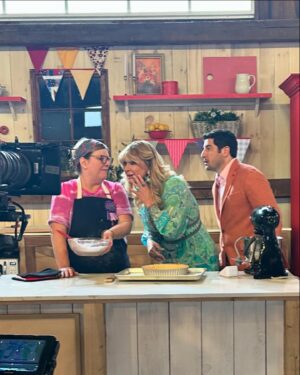 Sandra Lee Instagram - Episode Two! The second day everybody’s on edge- The safety veil is gone- each contestant is stunned! It was a crazy turn of events at the end of episode one so everybody is starting off with trepidation and worry. What came out of it was genius, the piña colada cake was incredible, the cupcakes on a stick were amazing-One of them actually tasted, and looked exactly like cotton candy, And wait until you see the strawberry pie and the strawberry cake you have never seen anything like it. 
Jason even baked his famous and published banana bread for me, I sabotaged them though, Had to do it, like a little brother who just needed a moment. This entire show was a labor of LOVE FROM EVERYONE. Thanks for the bread, Jason -And now we’re getting in the groove and everybody’s becoming a family. 
Have you tuned into Blue Ribbon Baking Championship on @netflix or have you finished it ?! 

Xoxo- Sandy
.
.
.
.
.
#fairfood #statefair #netflix #baking #instagood #funnelcake #blueribbon #bakinglove