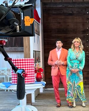 Sandra Lee Instagram - Episode Two! The second day everybody’s on edge- The safety veil is gone- each contestant is stunned! It was a crazy turn of events at the end of episode one so everybody is starting off with trepidation and worry. What came out of it was genius, the piña colada cake was incredible, the cupcakes on a stick were amazing-One of them actually tasted, and looked exactly like cotton candy, And wait until you see the strawberry pie and the strawberry cake you have never seen anything like it. 
Jason even baked his famous and published banana bread for me, I sabotaged them though, Had to do it, like a little brother who just needed a moment. This entire show was a labor of LOVE FROM EVERYONE. Thanks for the bread, Jason -And now we’re getting in the groove and everybody’s becoming a family. 
Have you tuned into Blue Ribbon Baking Championship on @netflix or have you finished it ?! 

Xoxo- Sandy
.
.
.
.
.
#fairfood #statefair #netflix #baking #instagood #funnelcake #blueribbon #bakinglove