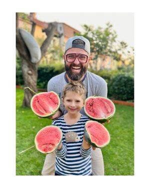 Sandra Nováková Instagram - Mikulášovy první vypěstované melouny ze semínek!!!! Hip hip hurááá!