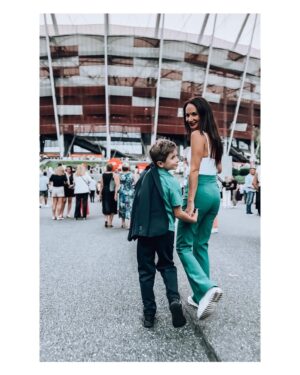 Sandra Nováková Instagram - Na koncert Andrea Bocelli spolu s dalšími 70 tisíci lidmi! Masakr! I když Vojta kupoval lístky v únoru, už bylo pozdě. Takže nám chyběl dalekohled, abychom ho viděli zřetelně😂 
Ale i tak to byl neskutečnej zážitek!❤️ @vojta7m 

#tenhlas #darodboha #pgenarodowy #warsaw #andreabocelli #poland