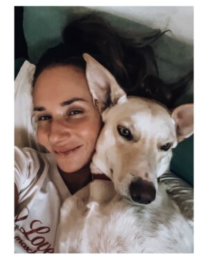 Sandra Nováková Instagram - Naše bílé přerostlé štěstí🩷 #malina #terapeutickypes #dikyzetemame