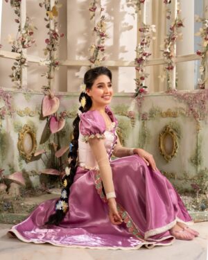 Sandy Jamal Instagram - Rapunzel👸
شعرها اصفر بس عادي اسود🙈

كتبولي جمله تكولها بالفلم🫰🏻

photographer: @ayagrapher
dress: @siham.alobaidy