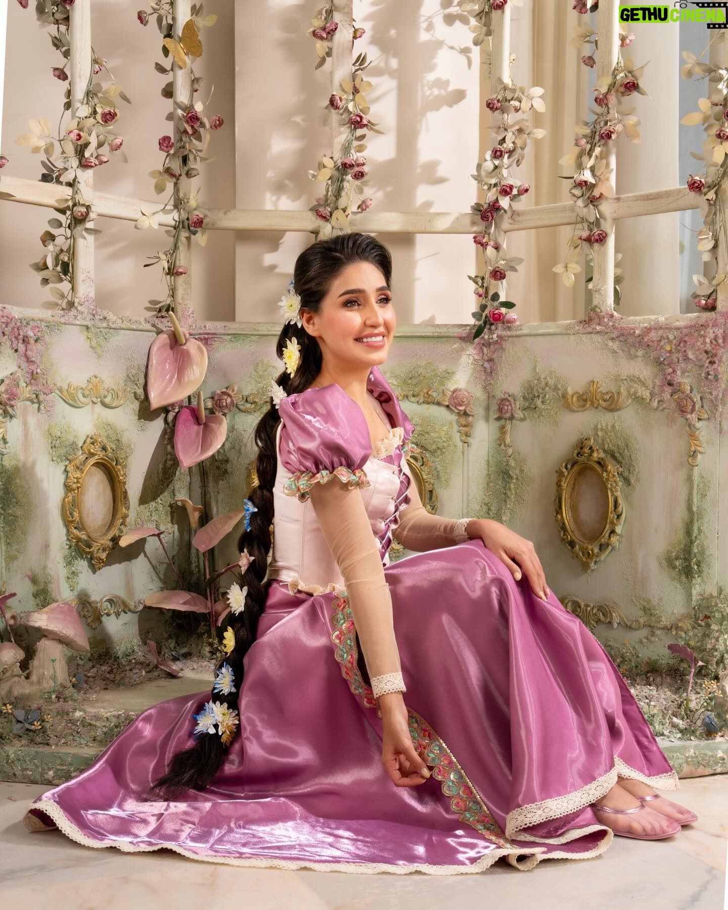 Sandy Jamal - 160.7K Likes - Rapunzel👸
شعرها اصفر بس عادي اسود🙈
كتبولي جمله تكولها بالفلم🫰🏻
photographer: @ayagrapher
dress: @siham.alobaidy