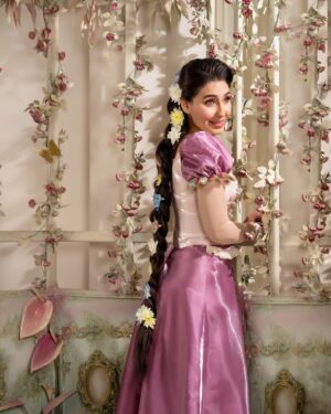 Sandy Jamal Instagram - Rapunzel👸
شعرها اصفر بس عادي اسود🙈

كتبولي جمله تكولها بالفلم🫰🏻

photographer: @ayagrapher
dress: @siham.alobaidy