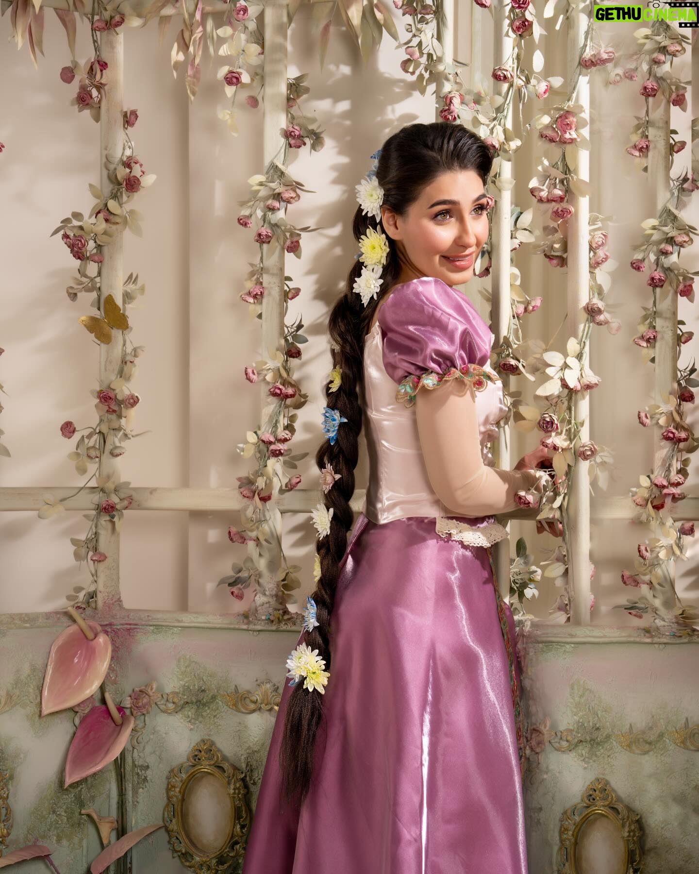 Sandy Jamal - 160.7K Likes - Rapunzel👸
شعرها اصفر بس عادي اسود🙈
كتبولي جمله تكولها بالفلم🫰🏻
photographer: @ayagrapher
dress: @siham.alobaidy