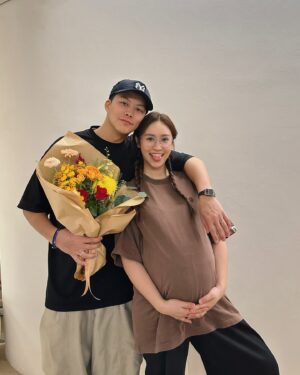Sandy Wu Instagram - #sandywuofficial

比照辦理

當你以為一切都可以比照辦理，實在不然，
當你因為有經驗了，略知一二卻感覺深諳其實，
生產的體感過於獨特、隱私、個人，
讓身心靈都充滿汲取經驗產生新靈感⋯
卻發現，沒有任何一場生命的開幕秀是可以比照辦理的。

這第二胎整體過程實在非常不同，
完全自然、完全零介入、完全順應身體反應。
蒔五的生命祝福是：像植物一樣有自己的時間，
這女孩真的完全有她自己的時間。

去醫院前白天我還在逛街吃飯，伴隨身體奇特的酸楚，
各種臨時聯繫安排協商（居然還有協商）
確保初一有人好好照護，邊陣痛邊把家裡最後打點好，
帶著宮縮的身體極快速把待產包預備好，
盤點了一下冰箱的食材，確認植栽們的方位光線與水，
簡單用了晚餐，坐在舒緩瑜伽球上吃完餐點，
陪初一再玩一會兒，在地上瑜珈墊持續伸展緩解陣痛的壓力。

在最後要出發醫院前撥了兩通電話，
我的妝髮小精靈就飛也似地趕過來了，
沒錯，我有簡單綁好辮子，上好氣色的妝才出發。
家人說我很誇張到底是去生小孩還是走秀？
我說生產本身就是一件狼狽到極點的事情，
允許狀況下，我絕對不要讓自己狼狽地經歷這一切。

所以，妝髮比照辦理。

王先生依然浪漫地帶了束花從工作趕回家，
他說這次一樣希望可以給我些鼓勵跟勇氣。

啊，這部分也比照辦理了。

不一樣的是初一在旁邊哇啦哇啦吵著要拿花，
最後只好等他睡了我們才趕緊拍下這幾張照片。

噢別忘了，這全程我都在陣痛🥹

打了電話給柔和喔膩，她倆是陪產小精靈🧚
待產陣痛上針所有過程，有她們真好；
不但緩和氣氛還莫名其妙帶來超多ㄎㄧㄤ到不行的笑料。
好幾度笑到肚子痛，痛到我臉又揪起來，雙手巴著牆壁悶哼，
還好我深愛的助產士特別點明：
媽媽心情輕鬆開心對產程是非常有幫助的！

滿心感謝，
最終我只花了大概三分鐘就把蒔五生出來了。
Push三次，比初一的十分鐘還要更進階🤪🏅👍🏻
除了健康平安之外，
我熱愛一切平靜又溫柔的生產過程啊啊啊！
回頭看柔幫我拍的生產影片，
我確定沒人看得出來我正在用力自然產😅
我幾乎沒有任何表情、沒有鬼哭神嚎、沒有青筋暴露⋯
就是既平靜又安穩地自然產下蒔五寶寶。
專注呼吸、用對力氣、穩定自己，that’s all I did.

這把可愛的小花花應該是有給我不少勇氣和鼓勵，
我記得疼痛到不行的時候，滿腦子都在跟自己說，

「我很棒 我很棒 我很棒」

即便產後滿身各種疼痛難耐，痛到爆哭的時候，
我還是滿臉眼淚地大聲說「我很棒 我很棒」

「對，妳真的很棒。」王先生附和著稱讚我👏🏻

生命可以按圖索驥但很難比照辦理，
每一段都是新的開始、新的體驗🍼
Get ready! The older we get the more we see.

今天要聽：Older by Sasha Alex Sloan