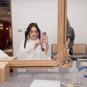 Sandy Wu Instagram - #sandywuofficial

說是生活碎片但也不是那麼的渺小，
每一個片段都很重要，每一個現在都是在建築未來，
所以現在怎麼過其實就是在替未來彩排。

我不擅長等待，最近也發現好像沒有很看重自己的時間；
不是「自己」的時間，是自己的「時間」⏰

我以為我有，甚至對於這個發現有些沮喪，
啊⋯總是差那麼一點點嗎？

可是話又說回來，也不過是還差那麼一些而已，
知道就好，知道就有下一步的可能。

想哭還是要哭，照樣，想笑就會更止不住笑意。

我現在追求什麼⋯？
或許，我現在最喜歡的就是從容吧！
很喜歡。
非常珍惜終於/難得/竟然會出現在我身上的這個形容詞：

「從容」

一種又ㄌㄤ又鬆弛又自然自信自在的美好狀態。

我只需要更尊重我這個生命個體的「時間」
也就會生長地越放越寬，越活越深。

真的，不要淺淺地活著。

今天要聽：Good Side by Crash Adam’s