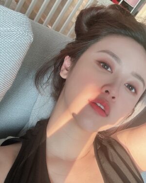 Sandy Wu Instagram - #sandywuofficial

說是生活碎片但也不是那麼的渺小，
每一個片段都很重要，每一個現在都是在建築未來，
所以現在怎麼過其實就是在替未來彩排。

我不擅長等待，最近也發現好像沒有很看重自己的時間；
不是「自己」的時間，是自己的「時間」⏰

我以為我有，甚至對於這個發現有些沮喪，
啊⋯總是差那麼一點點嗎？

可是話又說回來，也不過是還差那麼一些而已，
知道就好，知道就有下一步的可能。

想哭還是要哭，照樣，想笑就會更止不住笑意。

我現在追求什麼⋯？
或許，我現在最喜歡的就是從容吧！
很喜歡。
非常珍惜終於/難得/竟然會出現在我身上的這個形容詞：

「從容」

一種又ㄌㄤ又鬆弛又自然自信自在的美好狀態。

我只需要更尊重我這個生命個體的「時間」
也就會生長地越放越寬，越活越深。

真的，不要淺淺地活著。

今天要聽：Good Side by Crash Adam’s