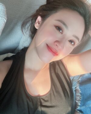 Sandy Wu Instagram - #sandywuofficial

說是生活碎片但也不是那麼的渺小，
每一個片段都很重要，每一個現在都是在建築未來，
所以現在怎麼過其實就是在替未來彩排。

我不擅長等待，最近也發現好像沒有很看重自己的時間；
不是「自己」的時間，是自己的「時間」⏰

我以為我有，甚至對於這個發現有些沮喪，
啊⋯總是差那麼一點點嗎？

可是話又說回來，也不過是還差那麼一些而已，
知道就好，知道就有下一步的可能。

想哭還是要哭，照樣，想笑就會更止不住笑意。

我現在追求什麼⋯？
或許，我現在最喜歡的就是從容吧！
很喜歡。
非常珍惜終於/難得/竟然會出現在我身上的這個形容詞：

「從容」

一種又ㄌㄤ又鬆弛又自然自信自在的美好狀態。

我只需要更尊重我這個生命個體的「時間」
也就會生長地越放越寬，越活越深。

真的，不要淺淺地活著。

今天要聽：Good Side by Crash Adam’s