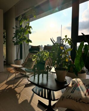 Sandy Wu Instagram - #sandywuofficial

說是生活碎片但也不是那麼的渺小，
每一個片段都很重要，每一個現在都是在建築未來，
所以現在怎麼過其實就是在替未來彩排。

我不擅長等待，最近也發現好像沒有很看重自己的時間；
不是「自己」的時間，是自己的「時間」⏰

我以為我有，甚至對於這個發現有些沮喪，
啊⋯總是差那麼一點點嗎？

可是話又說回來，也不過是還差那麼一些而已，
知道就好，知道就有下一步的可能。

想哭還是要哭，照樣，想笑就會更止不住笑意。

我現在追求什麼⋯？
或許，我現在最喜歡的就是從容吧！
很喜歡。
非常珍惜終於/難得/竟然會出現在我身上的這個形容詞：

「從容」

一種又ㄌㄤ又鬆弛又自然自信自在的美好狀態。

我只需要更尊重我這個生命個體的「時間」
也就會生長地越放越寬，越活越深。

真的，不要淺淺地活著。

今天要聽：Good Side by Crash Adam’s
