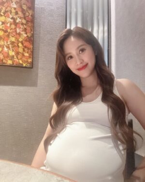Sandy Wu Instagram - #sandywuofficial

說是生活碎片但也不是那麼的渺小，
每一個片段都很重要，每一個現在都是在建築未來，
所以現在怎麼過其實就是在替未來彩排。

我不擅長等待，最近也發現好像沒有很看重自己的時間；
不是「自己」的時間，是自己的「時間」⏰

我以為我有，甚至對於這個發現有些沮喪，
啊⋯總是差那麼一點點嗎？

可是話又說回來，也不過是還差那麼一些而已，
知道就好，知道就有下一步的可能。

想哭還是要哭，照樣，想笑就會更止不住笑意。

我現在追求什麼⋯？
或許，我現在最喜歡的就是從容吧！
很喜歡。
非常珍惜終於/難得/竟然會出現在我身上的這個形容詞：

「從容」

一種又ㄌㄤ又鬆弛又自然自信自在的美好狀態。

我只需要更尊重我這個生命個體的「時間」
也就會生長地越放越寬，越活越深。

真的，不要淺淺地活著。

今天要聽：Good Side by Crash Adam’s
