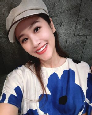 Sandy Wu Instagram - #sandywuofficial

說是生活碎片但也不是那麼的渺小，
每一個片段都很重要，每一個現在都是在建築未來，
所以現在怎麼過其實就是在替未來彩排。

我不擅長等待，最近也發現好像沒有很看重自己的時間；
不是「自己」的時間，是自己的「時間」⏰

我以為我有，甚至對於這個發現有些沮喪，
啊⋯總是差那麼一點點嗎？

可是話又說回來，也不過是還差那麼一些而已，
知道就好，知道就有下一步的可能。

想哭還是要哭，照樣，想笑就會更止不住笑意。

我現在追求什麼⋯？
或許，我現在最喜歡的就是從容吧！
很喜歡。
非常珍惜終於/難得/竟然會出現在我身上的這個形容詞：

「從容」

一種又ㄌㄤ又鬆弛又自然自信自在的美好狀態。

我只需要更尊重我這個生命個體的「時間」
也就會生長地越放越寬，越活越深。

真的，不要淺淺地活著。

今天要聽：Good Side by Crash Adam’s
