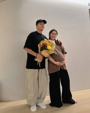 Sandy Wu Instagram - #sandywuofficial

比照辦理

當你以為一切都可以比照辦理，實在不然，
當你因為有經驗了，略知一二卻感覺深諳其實，
生產的體感過於獨特、隱私、個人，
讓身心靈都充滿汲取經驗產生新靈感⋯
卻發現，沒有任何一場生命的開幕秀是可以比照辦理的。

這第二胎整體過程實在非常不同，
完全自然、完全零介入、完全順應身體反應。
蒔五的生命祝福是：像植物一樣有自己的時間，
這女孩真的完全有她自己的時間。

去醫院前白天我還在逛街吃飯，伴隨身體奇特的酸楚，
各種臨時聯繫安排協商（居然還有協商）
確保初一有人好好照護，邊陣痛邊把家裡最後打點好，
帶著宮縮的身體極快速把待產包預備好，
盤點了一下冰箱的食材，確認植栽們的方位光線與水，
簡單用了晚餐，坐在舒緩瑜伽球上吃完餐點，
陪初一再玩一會兒，在地上瑜珈墊持續伸展緩解陣痛的壓力。

在最後要出發醫院前撥了兩通電話，
我的妝髮小精靈就飛也似地趕過來了，
沒錯，我有簡單綁好辮子，上好氣色的妝才出發。
家人說我很誇張到底是去生小孩還是走秀？
我說生產本身就是一件狼狽到極點的事情，
允許狀況下，我絕對不要讓自己狼狽地經歷這一切。

所以，妝髮比照辦理。

王先生依然浪漫地帶了束花從工作趕回家，
他說這次一樣希望可以給我些鼓勵跟勇氣。

啊，這部分也比照辦理了。

不一樣的是初一在旁邊哇啦哇啦吵著要拿花，
最後只好等他睡了我們才趕緊拍下這幾張照片。

噢別忘了，這全程我都在陣痛🥹

打了電話給柔和喔膩，她倆是陪產小精靈🧚
待產陣痛上針所有過程，有她們真好；
不但緩和氣氛還莫名其妙帶來超多ㄎㄧㄤ到不行的笑料。
好幾度笑到肚子痛，痛到我臉又揪起來，雙手巴著牆壁悶哼，
還好我深愛的助產士特別點明：
媽媽心情輕鬆開心對產程是非常有幫助的！

滿心感謝，
最終我只花了大概三分鐘就把蒔五生出來了。
Push三次，比初一的十分鐘還要更進階🤪🏅👍🏻
除了健康平安之外，
我熱愛一切平靜又溫柔的生產過程啊啊啊！
回頭看柔幫我拍的生產影片，
我確定沒人看得出來我正在用力自然產😅
我幾乎沒有任何表情、沒有鬼哭神嚎、沒有青筋暴露⋯
就是既平靜又安穩地自然產下蒔五寶寶。
專注呼吸、用對力氣、穩定自己，that’s all I did.

這把可愛的小花花應該是有給我不少勇氣和鼓勵，
我記得疼痛到不行的時候，滿腦子都在跟自己說，

「我很棒 我很棒 我很棒」

即便產後滿身各種疼痛難耐，痛到爆哭的時候，
我還是滿臉眼淚地大聲說「我很棒 我很棒」

「對，妳真的很棒。」王先生附和著稱讚我👏🏻

生命可以按圖索驥但很難比照辦理，
每一段都是新的開始、新的體驗🍼
Get ready! The older we get the more we see.

今天要聽：Older by Sasha Alex Sloan