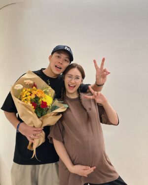 Sandy Wu Instagram - #sandywuofficial

比照辦理

當你以為一切都可以比照辦理，實在不然，
當你因為有經驗了，略知一二卻感覺深諳其實，
生產的體感過於獨特、隱私、個人，
讓身心靈都充滿汲取經驗產生新靈感⋯
卻發現，沒有任何一場生命的開幕秀是可以比照辦理的。

這第二胎整體過程實在非常不同，
完全自然、完全零介入、完全順應身體反應。
蒔五的生命祝福是：像植物一樣有自己的時間，
這女孩真的完全有她自己的時間。

去醫院前白天我還在逛街吃飯，伴隨身體奇特的酸楚，
各種臨時聯繫安排協商（居然還有協商）
確保初一有人好好照護，邊陣痛邊把家裡最後打點好，
帶著宮縮的身體極快速把待產包預備好，
盤點了一下冰箱的食材，確認植栽們的方位光線與水，
簡單用了晚餐，坐在舒緩瑜伽球上吃完餐點，
陪初一再玩一會兒，在地上瑜珈墊持續伸展緩解陣痛的壓力。

在最後要出發醫院前撥了兩通電話，
我的妝髮小精靈就飛也似地趕過來了，
沒錯，我有簡單綁好辮子，上好氣色的妝才出發。
家人說我很誇張到底是去生小孩還是走秀？
我說生產本身就是一件狼狽到極點的事情，
允許狀況下，我絕對不要讓自己狼狽地經歷這一切。

所以，妝髮比照辦理。

王先生依然浪漫地帶了束花從工作趕回家，
他說這次一樣希望可以給我些鼓勵跟勇氣。

啊，這部分也比照辦理了。

不一樣的是初一在旁邊哇啦哇啦吵著要拿花，
最後只好等他睡了我們才趕緊拍下這幾張照片。

噢別忘了，這全程我都在陣痛🥹

打了電話給柔和喔膩，她倆是陪產小精靈🧚
待產陣痛上針所有過程，有她們真好；
不但緩和氣氛還莫名其妙帶來超多ㄎㄧㄤ到不行的笑料。
好幾度笑到肚子痛，痛到我臉又揪起來，雙手巴著牆壁悶哼，
還好我深愛的助產士特別點明：
媽媽心情輕鬆開心對產程是非常有幫助的！

滿心感謝，
最終我只花了大概三分鐘就把蒔五生出來了。
Push三次，比初一的十分鐘還要更進階🤪🏅👍🏻
除了健康平安之外，
我熱愛一切平靜又溫柔的生產過程啊啊啊！
回頭看柔幫我拍的生產影片，
我確定沒人看得出來我正在用力自然產😅
我幾乎沒有任何表情、沒有鬼哭神嚎、沒有青筋暴露⋯
就是既平靜又安穩地自然產下蒔五寶寶。
專注呼吸、用對力氣、穩定自己，that’s all I did.

這把可愛的小花花應該是有給我不少勇氣和鼓勵，
我記得疼痛到不行的時候，滿腦子都在跟自己說，

「我很棒 我很棒 我很棒」

即便產後滿身各種疼痛難耐，痛到爆哭的時候，
我還是滿臉眼淚地大聲說「我很棒 我很棒」

「對，妳真的很棒。」王先生附和著稱讚我👏🏻

生命可以按圖索驥但很難比照辦理，
每一段都是新的開始、新的體驗🍼
Get ready! The older we get the more we see.

今天要聽：Older by Sasha Alex Sloan