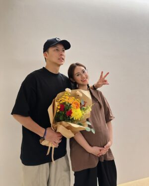 Sandy Wu Instagram - #sandywuofficial

比照辦理

當你以為一切都可以比照辦理，實在不然，
當你因為有經驗了，略知一二卻感覺深諳其實，
生產的體感過於獨特、隱私、個人，
讓身心靈都充滿汲取經驗產生新靈感⋯
卻發現，沒有任何一場生命的開幕秀是可以比照辦理的。

這第二胎整體過程實在非常不同，
完全自然、完全零介入、完全順應身體反應。
蒔五的生命祝福是：像植物一樣有自己的時間，
這女孩真的完全有她自己的時間。

去醫院前白天我還在逛街吃飯，伴隨身體奇特的酸楚，
各種臨時聯繫安排協商（居然還有協商）
確保初一有人好好照護，邊陣痛邊把家裡最後打點好，
帶著宮縮的身體極快速把待產包預備好，
盤點了一下冰箱的食材，確認植栽們的方位光線與水，
簡單用了晚餐，坐在舒緩瑜伽球上吃完餐點，
陪初一再玩一會兒，在地上瑜珈墊持續伸展緩解陣痛的壓力。

在最後要出發醫院前撥了兩通電話，
我的妝髮小精靈就飛也似地趕過來了，
沒錯，我有簡單綁好辮子，上好氣色的妝才出發。
家人說我很誇張到底是去生小孩還是走秀？
我說生產本身就是一件狼狽到極點的事情，
允許狀況下，我絕對不要讓自己狼狽地經歷這一切。

所以，妝髮比照辦理。

王先生依然浪漫地帶了束花從工作趕回家，
他說這次一樣希望可以給我些鼓勵跟勇氣。

啊，這部分也比照辦理了。

不一樣的是初一在旁邊哇啦哇啦吵著要拿花，
最後只好等他睡了我們才趕緊拍下這幾張照片。

噢別忘了，這全程我都在陣痛🥹

打了電話給柔和喔膩，她倆是陪產小精靈🧚
待產陣痛上針所有過程，有她們真好；
不但緩和氣氛還莫名其妙帶來超多ㄎㄧㄤ到不行的笑料。
好幾度笑到肚子痛，痛到我臉又揪起來，雙手巴著牆壁悶哼，
還好我深愛的助產士特別點明：
媽媽心情輕鬆開心對產程是非常有幫助的！

滿心感謝，
最終我只花了大概三分鐘就把蒔五生出來了。
Push三次，比初一的十分鐘還要更進階🤪🏅👍🏻
除了健康平安之外，
我熱愛一切平靜又溫柔的生產過程啊啊啊！
回頭看柔幫我拍的生產影片，
我確定沒人看得出來我正在用力自然產😅
我幾乎沒有任何表情、沒有鬼哭神嚎、沒有青筋暴露⋯
就是既平靜又安穩地自然產下蒔五寶寶。
專注呼吸、用對力氣、穩定自己，that’s all I did.

這把可愛的小花花應該是有給我不少勇氣和鼓勵，
我記得疼痛到不行的時候，滿腦子都在跟自己說，

「我很棒 我很棒 我很棒」

即便產後滿身各種疼痛難耐，痛到爆哭的時候，
我還是滿臉眼淚地大聲說「我很棒 我很棒」

「對，妳真的很棒。」王先生附和著稱讚我👏🏻

生命可以按圖索驥但很難比照辦理，
每一段都是新的開始、新的體驗🍼
Get ready! The older we get the more we see.

今天要聽：Older by Sasha Alex Sloan