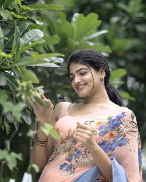 Sangeerthana Vipin Instagram - Sunset hues and poetic muse✨

Shot by @photojamsstudio 
Outfit @labelbs 
Styled by @bharathgandhiofficial 
Styling team @saisudhanag
Hair @mallareddy_makeover 
Location @chennapatnam_southindian