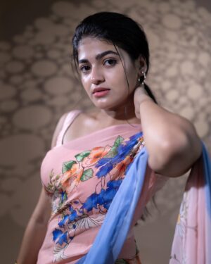 Sangeerthana Vipin Instagram - Sunset hues and poetic muse✨

Shot by @photojamsstudio 
Outfit @labelbs 
Styled by @bharathgandhiofficial 
Styling team @saisudhanag
Hair @mallareddy_makeover 
Location @chennapatnam_southindian
