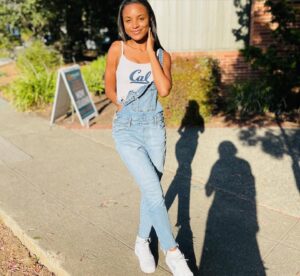 Saniyya Sidney Instagram - When you make your brother take pictures after his game.🏈🐻💙 #gobears
