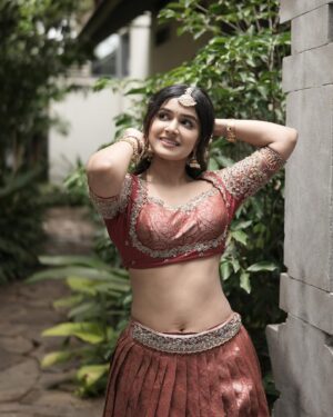 Sanjana Anand Instagram - Me to me : Anyyyyything for you Princess!!!!!❤️✨👸🏻
.
.
.
.
With my fav GlamTeam again 

PC : @pgraphyofficial one of the best 
Stylist : @stylebyaishwarya 
Mua : @makeovers_by_shwethagowda 
Hair : @nethra_makeover 
Location : @wiwahabypraman
Wearing : @aura_oofficial 
Jewelry : @velvetboxby
