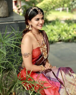 Sanjana Anand Instagram - ♥️✨ 
.
.
.
Pc : @pgraphyofficial 
Stylist : @stylebyaishwarya 
Mua : @makeovers_by_shwethagowda 
Location : @wiwahabypraman 
Jewelry : @velvetboxby
Blouse : @saitanarya 
Saree : @houseofkausheya