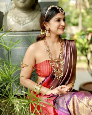 Sanjana Anand Instagram - ♥️✨ 
.
.
.
Pc : @pgraphyofficial 
Stylist : @stylebyaishwarya 
Mua : @makeovers_by_shwethagowda 
Location : @wiwahabypraman 
Jewelry : @velvetboxby
Blouse : @saitanarya 
Saree : @houseofkausheya