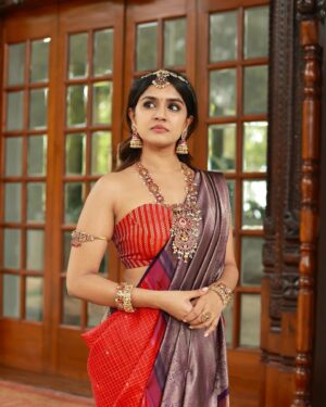 Sanjana Anand Instagram - She is a Mess 
But she is a Masterpiece 👑✨
.
.
.
To my wonderful team♥️🥂 
 
 PC : one of my fav @pgraphyofficial 
Stylist : @stylebyaishwarya 
Mua : @makeovers_by_shwethagowda 
Hair : @nethra_makeover 
Jewelry : @velvetboxby 
Saree : @houseofkausheya 
Blouse : @saitanarya 
Location : @wiwahabypraman