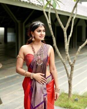 Sanjana Anand Instagram - She is a Mess 
But she is a Masterpiece 👑✨
.
.
.
To my wonderful team♥️🥂 
 
 PC : one of my fav @pgraphyofficial 
Stylist : @stylebyaishwarya 
Mua : @makeovers_by_shwethagowda 
Hair : @nethra_makeover 
Jewelry : @velvetboxby 
Saree : @houseofkausheya 
Blouse : @saitanarya 
Location : @wiwahabypraman
