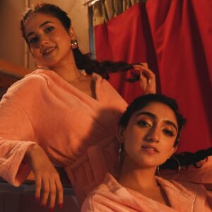 Sanjeeta Bhattacharya Instagram - First of many BTS dumps from the music video shoot for Main Character Energy with my girlies 🎀 Serving looks and biryaniii

Sooo many surprises to give but you’ll just have to wait HEEHEE. 

#MainCharacterEnergy out on 7th September 🪩🚨