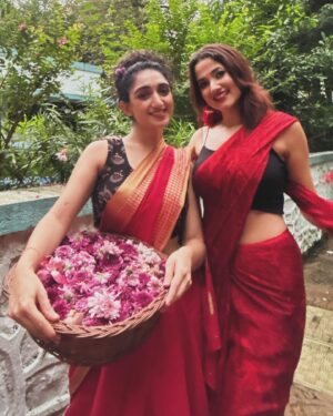 Sanjeeta Bhattacharya Instagram - First of many BTS dumps from the music video shoot for Main Character Energy with my girlies 🎀 Serving looks and biryaniii

Sooo many surprises to give but you’ll just have to wait HEEHEE. 

#MainCharacterEnergy out on 7th September 🪩🚨