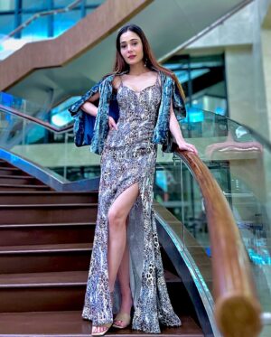 Sara Khan Instagram - 🖤