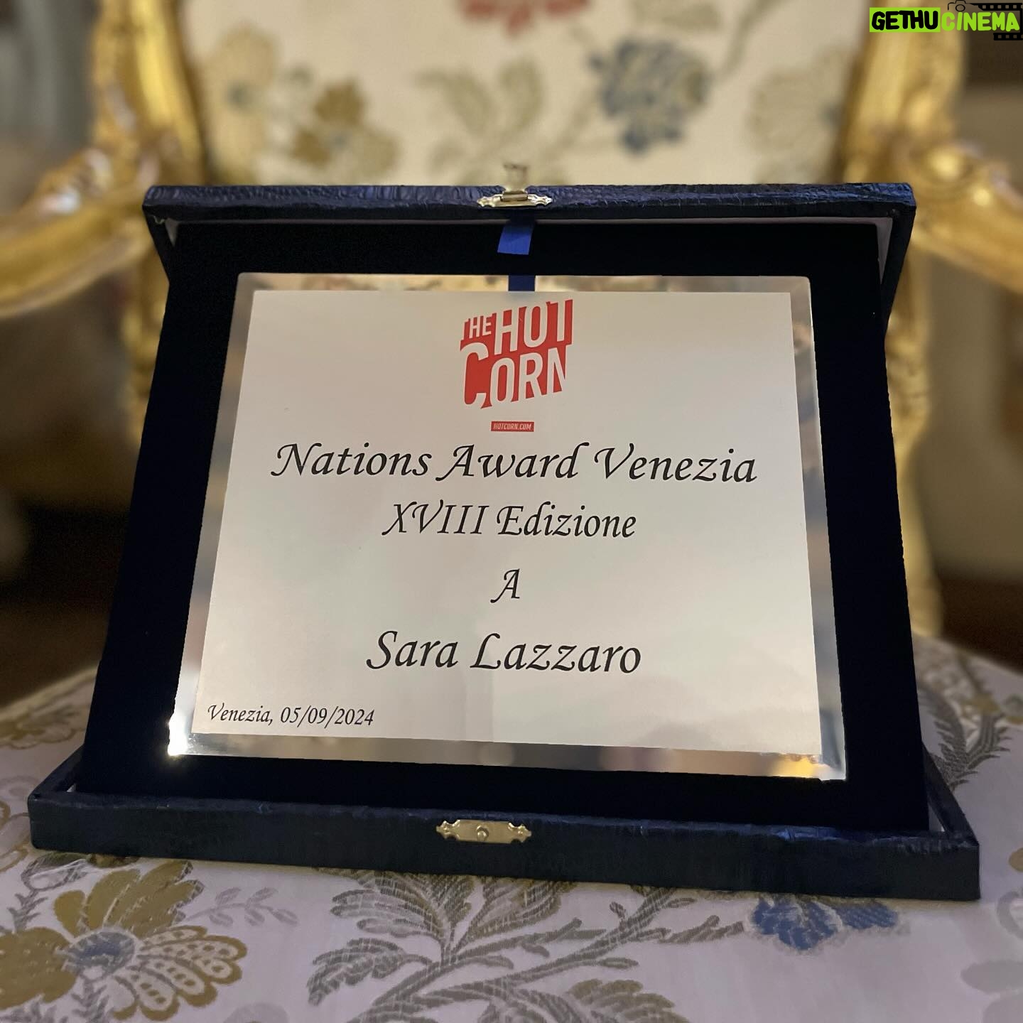 Sara Lazzaro - 2.5K Likes - EVENTI | E come ogni anno all’interno della Mostra di Venezia abbiamo assegnato il nostro Hot Corn Awards in collaborazione con il Nations Award. Quest’anno la premiata è un’attrice che amiamo e seguiamo da sempre: Sara Lazzaro, ovvero la Agnese Tiberi di Doc, che vedremo dal 19 settembre anche nella seconda stagione di “Sono Lillo” su Prime Video.