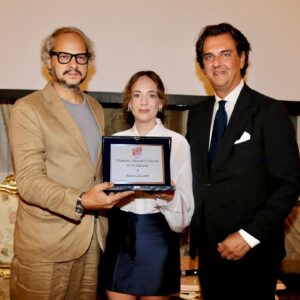 Sara Lazzaro Instagram - EVENTI | E come ogni anno all’interno della Mostra di Venezia abbiamo assegnato il nostro Hot Corn Awards in collaborazione con il Nations Award. Quest’anno la premiata è un’attrice che amiamo e seguiamo da sempre: Sara Lazzaro, ovvero la Agnese Tiberi di Doc, che vedremo dal 19 settembre anche nella seconda stagione di “Sono Lillo” su Prime Video.