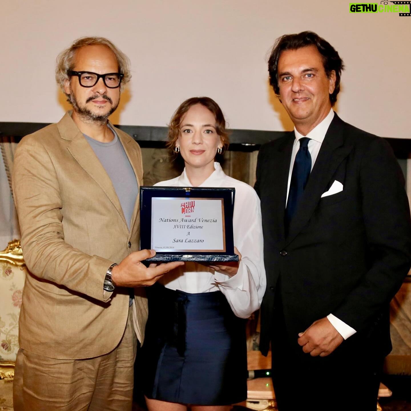 Sara Lazzaro - 2.5K Likes - EVENTI | E come ogni anno all’interno della Mostra di Venezia abbiamo assegnato il nostro Hot Corn Awards in collaborazione con il Nations Award. Quest’anno la premiata è un’attrice che amiamo e seguiamo da sempre: Sara Lazzaro, ovvero la Agnese Tiberi di Doc, che vedremo dal 19 settembre anche nella seconda stagione di “Sono Lillo” su Prime Video.