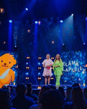 Sara Parikka Instagram - 💛🧸 Elämä Lapselle -konsertin aikana kerättiin lasten terveyden hyväksi yli 700 000€ ✨🙏🏼🥹🙌🏼 mieletöntä! 

Kiitos, että sain olla mukana @kummitry 🙏🏼 ja iso kiitos timanttinen tiimi 💖

Kuvaaja: Atte Mäläskä