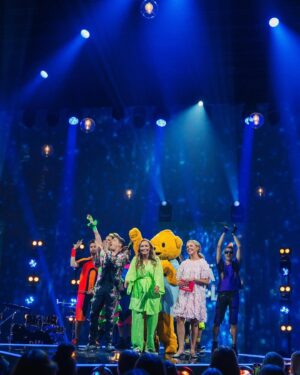 Sara Parikka Instagram - 💛🧸 Elämä Lapselle -konsertin aikana kerättiin lasten terveyden hyväksi yli 700 000€ ✨🙏🏼🥹🙌🏼 mieletöntä! 

Kiitos, että sain olla mukana @kummitry 🙏🏼 ja iso kiitos timanttinen tiimi 💖

Kuvaaja: Atte Mäläskä