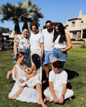 Sara Prata Instagram - Que dias tão bons em família ❤️ Eu sei que eles não gostam que peça para fazermos fotos juntos, mas eu “obrigo-os”, porque sei que estas fotografias vão ficar no nosso álbum para sempre. Temos muitas fotografias juntos ao longo dos anos, e a tradição não se pode quebrar. Estes dias maravilhosos tinham de ficar registados. 

E para os passar escolhemos o @grande_real_santa_eulalia ❤️A Amélia hoje disse-me que achava que esta era a nossa nova casa, que não queria ir embora. 😂 E eu percebo-a, piscina exterior aquecida, a praia a uns passinhos de distância, restaurantes óptimos com uma vista incrível, pizzas caseiras, villas para toda a família, tudo a curta distancia, tudo aqui dentro. Que opção espantosa para receber famílias. Para o ano queremos voltar ❤️

@sofiaduartesilva 
@lurdes3030 
@mariia.caetano 
@caetano7574