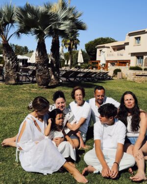 Sara Prata Instagram - Que dias tão bons em família ❤️ Eu sei que eles não gostam que peça para fazermos fotos juntos, mas eu “obrigo-os”, porque sei que estas fotografias vão ficar no nosso álbum para sempre. Temos muitas fotografias juntos ao longo dos anos, e a tradição não se pode quebrar. Estes dias maravilhosos tinham de ficar registados. 

E para os passar escolhemos o @grande_real_santa_eulalia ❤️A Amélia hoje disse-me que achava que esta era a nossa nova casa, que não queria ir embora. 😂 E eu percebo-a, piscina exterior aquecida, a praia a uns passinhos de distância, restaurantes óptimos com uma vista incrível, pizzas caseiras, villas para toda a família, tudo a curta distancia, tudo aqui dentro. Que opção espantosa para receber famílias. Para o ano queremos voltar ❤️

@sofiaduartesilva 
@lurdes3030 
@mariia.caetano 
@caetano7574