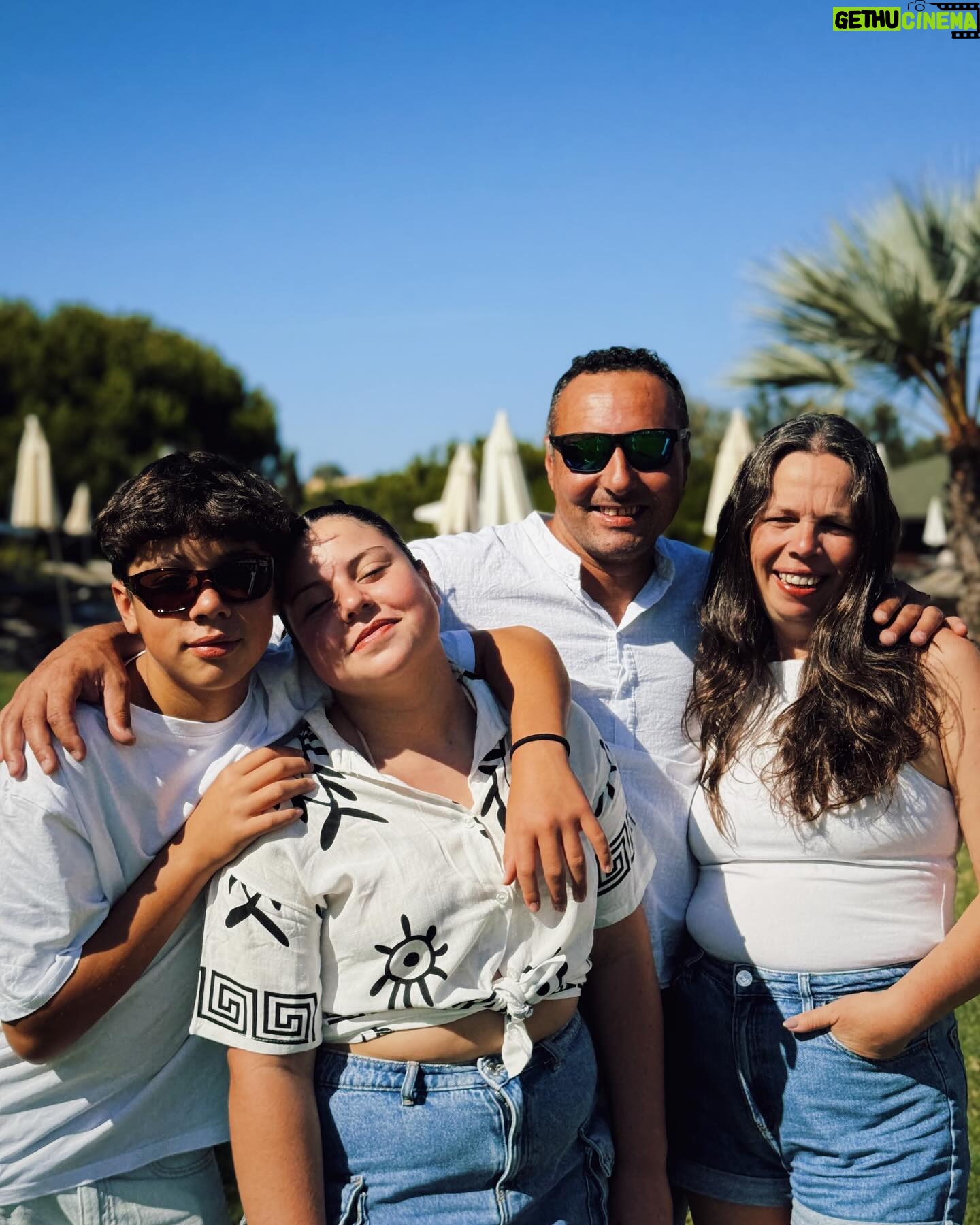 Sara Prata - 16.6K Likes - Que dias tão bons em família ❤️ Eu sei que eles não gostam que peça para fazermos fotos juntos, mas eu “obrigo-os”, porque sei que estas fotografias vão ficar no nosso álbum para sempre. Temos muitas fotografias juntos ao longo dos anos, e a tradição não se pode quebrar. Estes dias maravilhosos tinham de ficar registados.
E para os passar escolhemos o @grande_real_santa_eulalia ❤️A Amélia hoje disse-me que achava que esta era a nossa nova casa, que não queria ir embora. 😂 E eu percebo-a, piscina exterior aquecida, a praia a uns passinhos de distância, restaurantes óptimos com uma vista incrível, pizzas caseiras, villas para toda a família, tudo a curta distancia, tudo aqui dentro. Que opção espantosa para receber famílias. Para o ano queremos voltar ❤️
@sofiaduartesilva
@lurdes3030
@mariia.caetano
@caetano7574