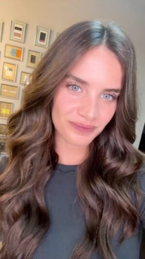 Sara Sampaio Instagram - She’s baaaaack!!!!! Thank you @_vascofreitas_ for bringing me back! 😂 I can finally change my emoji’s back 💁🏻‍♀️
