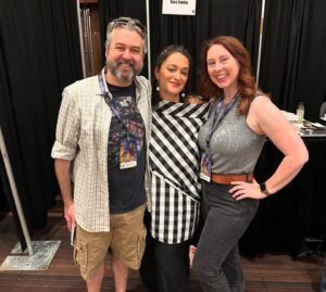 Sara Tomko Instagram - Day Three was astounding @dragoncon is THE BEST con I’ve ever attended.  Had an absolute blast meeting our fans face-to-face.  This show is a treasure but mostly because our fans are the gold.  Thank you to all who came out to say hello! What a great booster to get back to work for Szn 4! Let’s goooo🫶
•••
Pic #1: Family photo signed special for our last fan of the day who cosplayed D’Arcy😍
Pic #2: Booth buddies across the way with our new friend @sethgreen who is the sweetest
Pic #3: My sweet friends @itsjennglish @sliderhmss paying me a visit! So good to see you two💋💕
Pic #4: Shenanigans w/ @meredithgarretson @alantudyk @alicewetterlund 
Pic #5: More Shenanigans 
Pic #6: Chic Shenanigans 
Pic #7: My sweet bestie @meredithgarretson sending us home in style. Peace out everyone, until next time🙏🏽