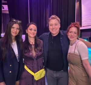 Sara Tomko Instagram - It was a GREAT first day at @dragoncon #dragoncon #dragoncon2024 I was floored by everyone I got to meet, shake hands & take pictures with.  Hearing your stories, your favorite moments, your kind words about our tv show and my character filled up my soul cup with so much joy.  Cannot wait to continue the adventures Saturday and Sunday.  Come say hi!
•••
Pic #1 Group photo with my first ever Asta cosplay friend @lauramariefu / @jamiejanek agh! it happened!
Pic #2 Backstage with @meredithgarretson @alantudyk and @alicewetterlund before kicking off the first morning panel of Dragoncon 2024
Pic #3 My beauties in the car on the way to said panel
Pic #4 OUR HUGE AUDIENCE WHO CAME OUT FIRST THING IN THE MORNING 😭
Pic #5 Just testing the shot, making sure we are ready for our fans in the photo tent😂
•••
🎩🎩🎩