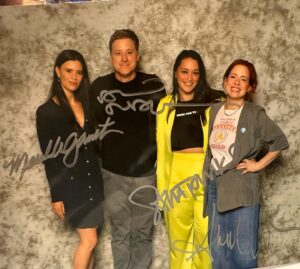Sara Tomko Instagram - Day Three was astounding @dragoncon is THE BEST con I’ve ever attended.  Had an absolute blast meeting our fans face-to-face.  This show is a treasure but mostly because our fans are the gold.  Thank you to all who came out to say hello! What a great booster to get back to work for Szn 4! Let’s goooo🫶
•••
Pic #1: Family photo signed special for our last fan of the day who cosplayed D’Arcy😍
Pic #2: Booth buddies across the way with our new friend @sethgreen who is the sweetest
Pic #3: My sweet friends @itsjennglish @sliderhmss paying me a visit! So good to see you two💋💕
Pic #4: Shenanigans w/ @meredithgarretson @alantudyk @alicewetterlund 
Pic #5: More Shenanigans 
Pic #6: Chic Shenanigans 
Pic #7: My sweet bestie @meredithgarretson sending us home in style. Peace out everyone, until next time🙏🏽