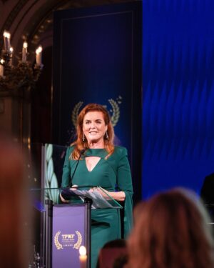 Sarah Ferguson Instagram - As ambassador to @tpw_foundation, it was a very proud moment to have presented The Perfect World Foundation Award to @elliegoulding. 

Ellie, you have shown outstanding dedication to the environment and the climate crisis on the ground, as a Global Goodwill Ambassador for the United Nations Environment Programme, through your participation in major environmental summits, including three COPs, and through your global platform. I am so proud to call you my adopted Goddaughter and so excited to see what the future has in store for you. #climateaction #tpwf #elliegoulding #oneplanet

Photo: @photo.lelle