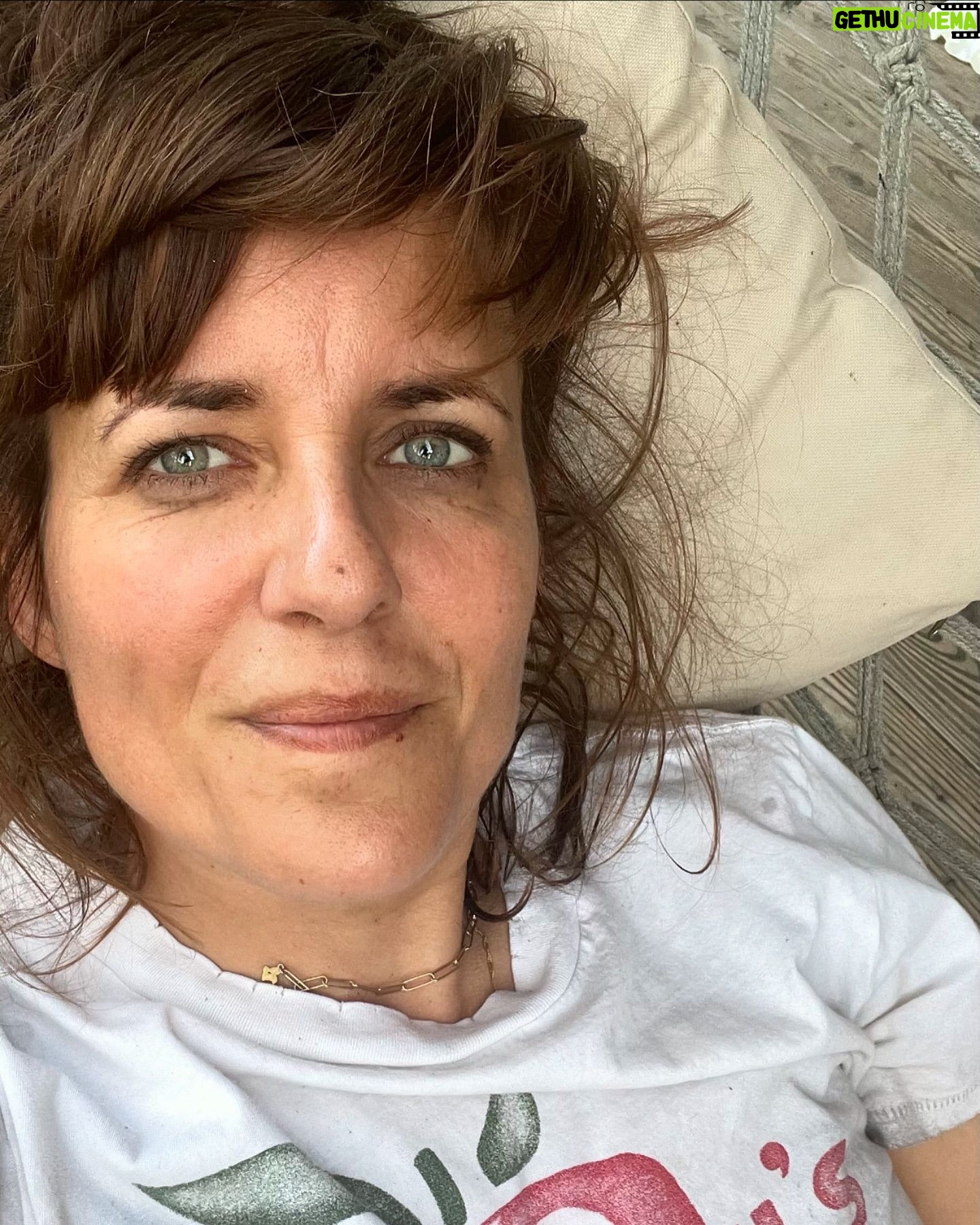 Sarah Kuttner - 1.3K Likes - Weiß man gar nicht was Gartenerde und was Schminke ist. Mein Tag war 50/50 Schreibtischarbeit und Gartenarbeit. Beides anstrengend aber auch fun und fruchtbar. Aus welchen beiden Dingen bestand euer Tag bisher? Shoot!
#wiegehtesdirwirklich